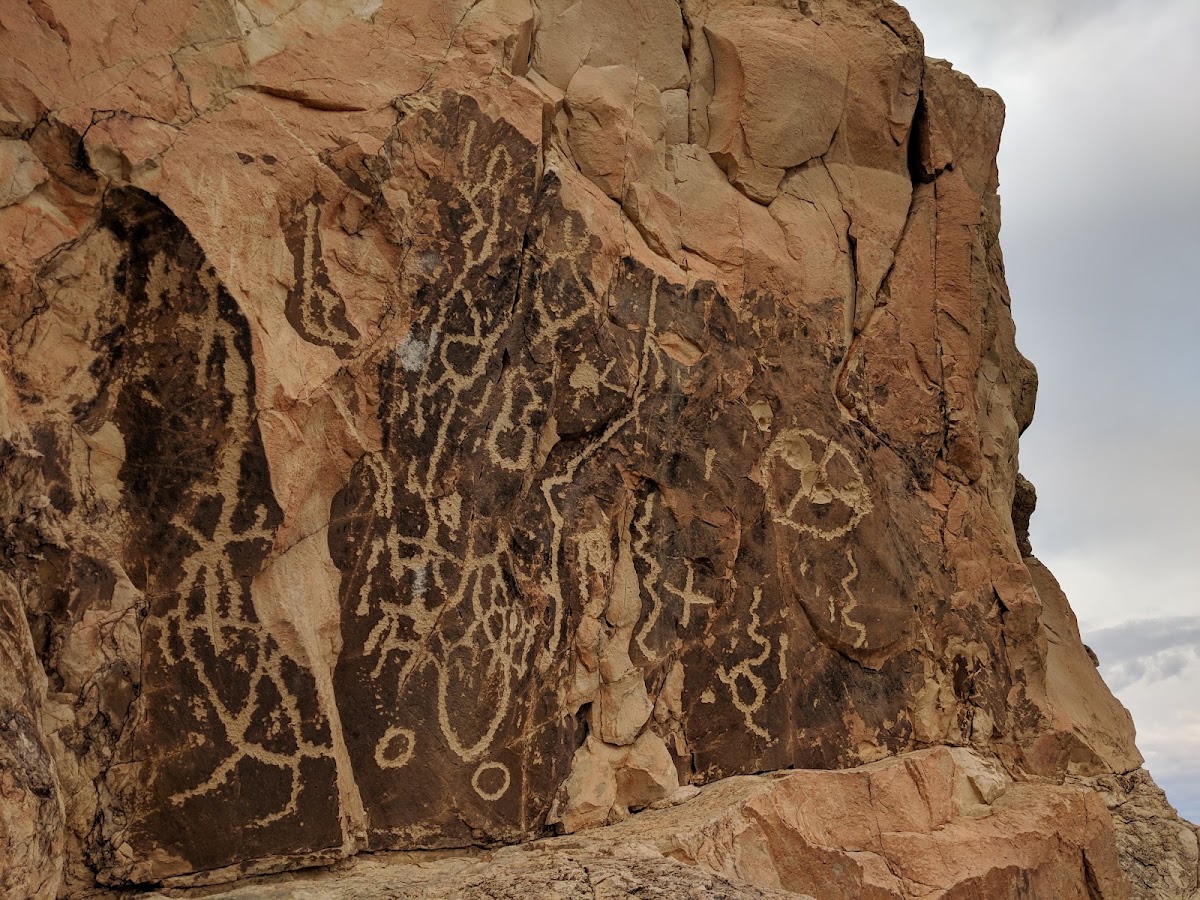 Chimneys Arch Trailhead Parking